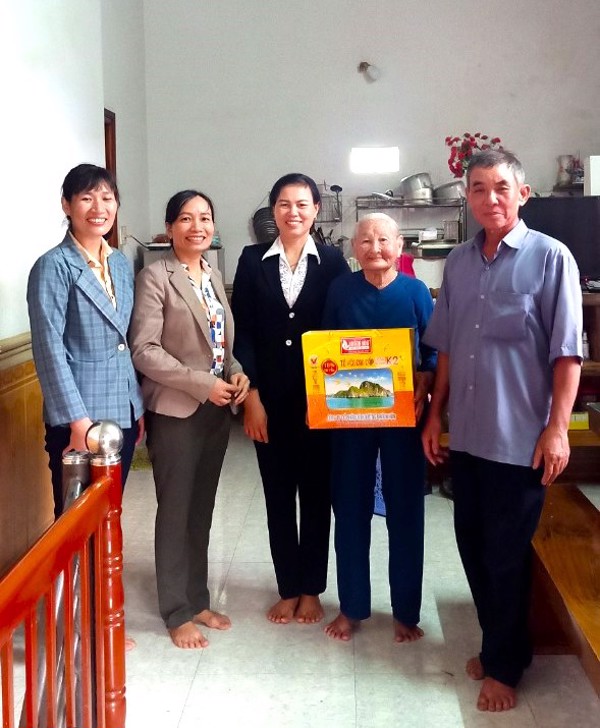 Công đoàn cơ sở xã Yang Reh, Krông Bông tặng quà các Cụ cao tuổi
