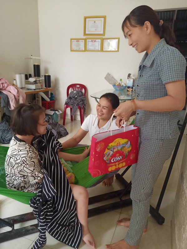 CĐCS xã Yang Reh, Krông Bông tặng quà cho trẻ khuyết tật  