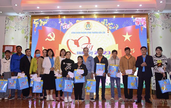 Công đoàn ngành Công Thương tỉnh tổ chức trao hàng trăm suất quà tết cho đoàn viên, người lao động nhân dịp Tết Nguyên đán Quý Mão 2023.
