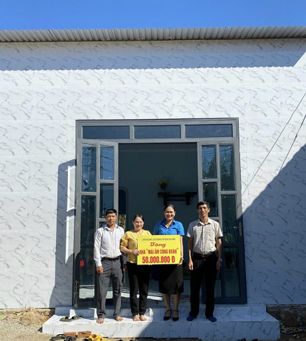 Liên đoàn Lao động huyện Ea Kar trao nhà ở "Mái ấm Công đoàn" cho đoàn viên khó khăn