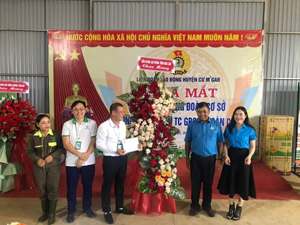 Liên đoàn Lao động huyện Cư M’gar tổ chức lễ ra mắt thành lập CĐCS Công ty cổ phần TC Group Toàn Cầu