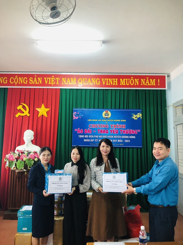 LĐLĐ huyện Krông Bông vận động và trao tặng áo dài cho hội viên hội phụ nữ huyện đợt 2 nhân dịp Xuân Quý Mão 2023