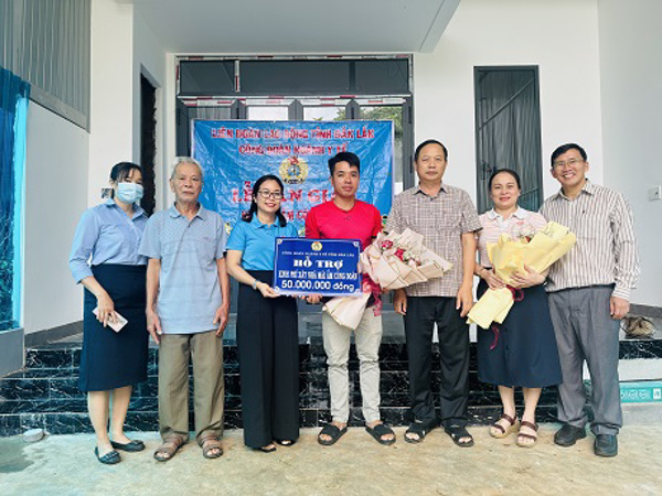 Công đoàn Ngành Y tế  bàn giao nhà “Mái ấm công đoàn” cho đoàn viên có hoàn cảnh khó khăn