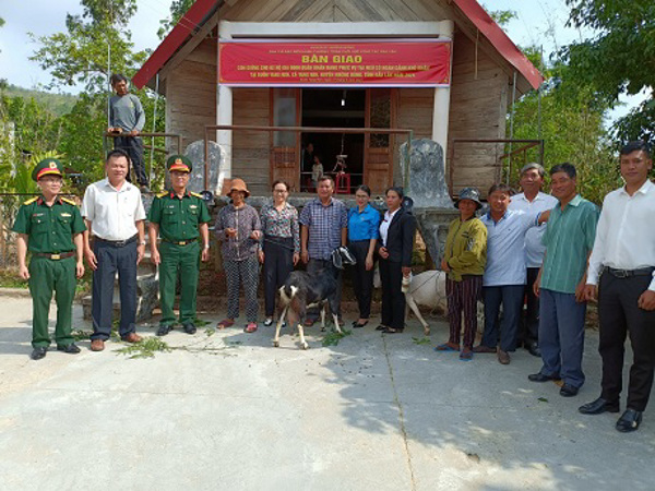 Bàn giao con giống cho các hộ gia đình có hoàn cảnh khó khăn có con đang tại ngũ trong Quân đội Nhân dân Việt Nam tại Buôn Yang Reh, xã Yang Reh,  huyện Krông Bông