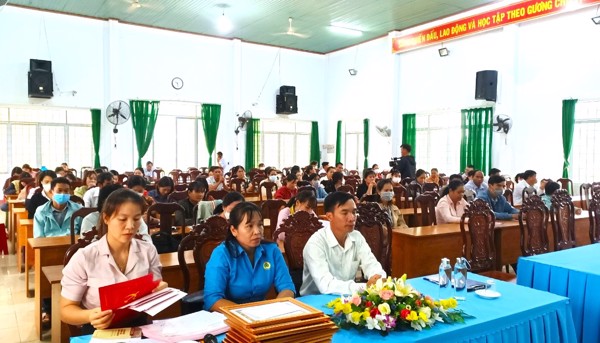 Gần 100 cán bộ CĐCS huyện Lắk được tập huấn bồi dưỡng lý luận chính trị và nghiệp vụ công đoàn