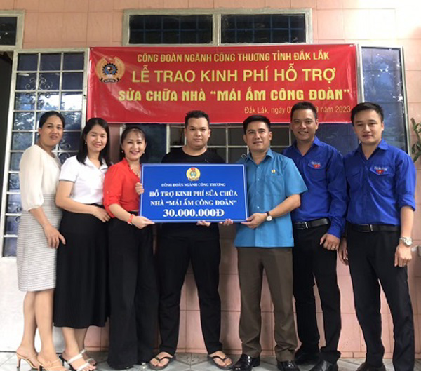 Công đoàn Ngành Công thương hỗ trợ kinh phí xây dựng Nhà mái ấm công đoàn cho đoàn viên thuộc CĐCS Công ty Cổ phần Du lịch Đắk Lắk