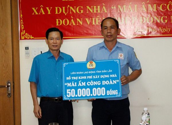 Chủ tịch Liên đoàn Lao động tỉnh Đắk Lắk Nguyễn Công Bảo thăm và tặng quà công nhân lao động nhân Tháng Công nhân năm 2020