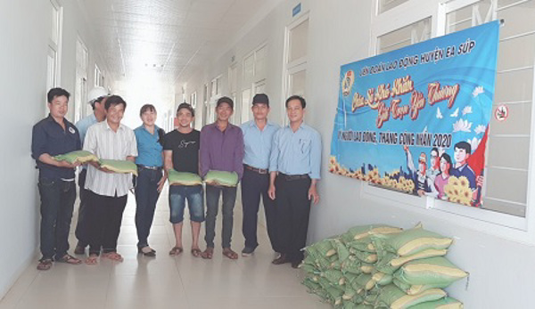 Liên đoàn Lao động huyện Ea Súp tổ chức gặp gỡ - đối thoại với công nhân Nhà máy Mía đường Ea Súp