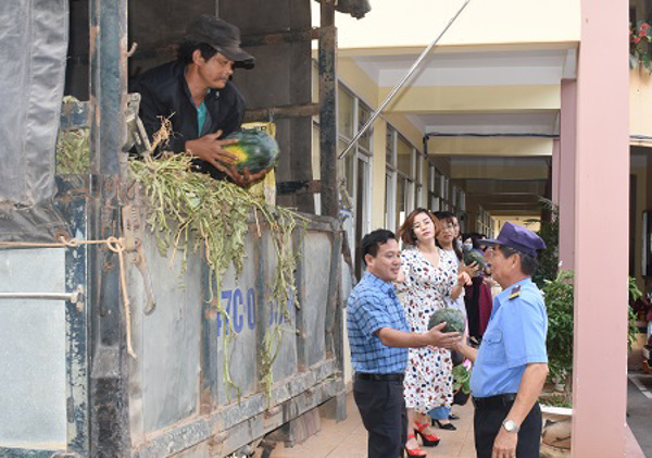 Công đoàn ngành Giáo dục tỉnh trợ giúp nông dân tiêu thụ sản phẩm dưa hấu
