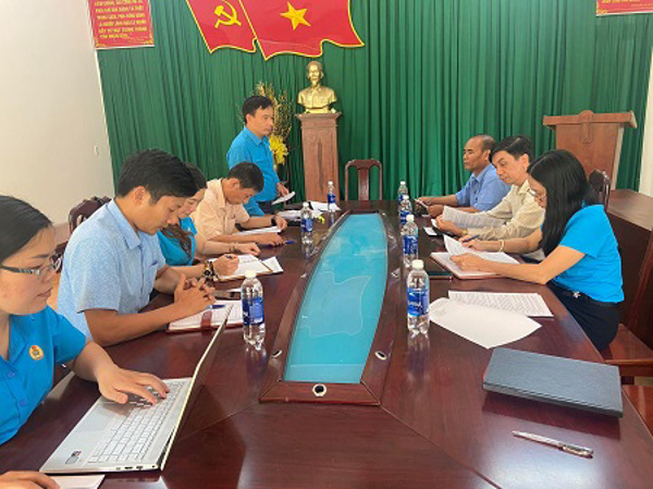 Đoàn giám sát LĐLĐ tỉnh làm việc tại LĐLĐ huyện Krông Ana