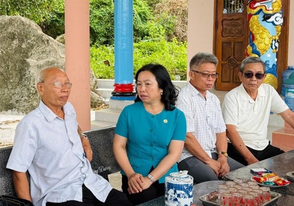 Thăm, hỗ trợ các đoàn viên Nghiệp đoàn nghề cá phường Xuân Đài bị ảnh hưởng bão số 13