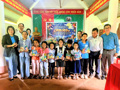 Liên đoàn Lao động tỉnh Đắk Lắk thăm, tặng quà Trung thu tại buôn kết nghĩa Buôn Đung, xã Ea Khăl