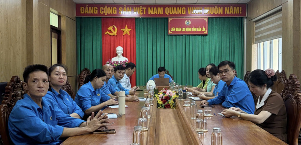 Liên đoàn Lao động tỉnh tham dự Hội nghị tập huấn kiến thức về chính sách việc làm, chăm sóc sức khỏe, bảo vệ môi trường và an toàn vệ sinh lao động