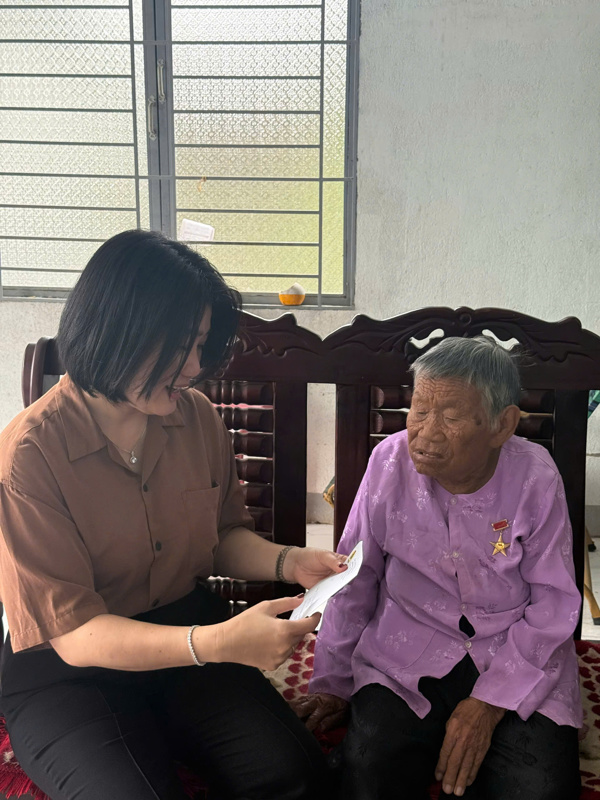 Liên đoàn Lao động tỉnh thăm, tri ân Mẹ Việt Nam anh hùng và các gia đình chính sách nhân ngày Thương binh liệt sỹ 27/7