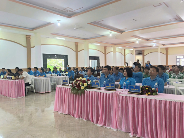 Tổng Liên đoàn Lao động Việt Nam Trao tặng 100 suất quà cho người lao động khó khăn dịp Tháng Công nhân