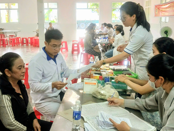 Công đoàn xã Tuy An Bắc phối hợp tổ chức Khám sức khỏe cấp phát thuốc miễn phí, tổ chức Bữa cơm Công đoàn, tặng 40 suất quà, kết nạp 207 đoàn viên Công ty TNHH Nguyễn Hưng