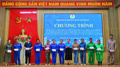 Công đoàn phường Buôn Ma Thuột trao quà cho đoàn viên có hoàn cảnh khó khăn.