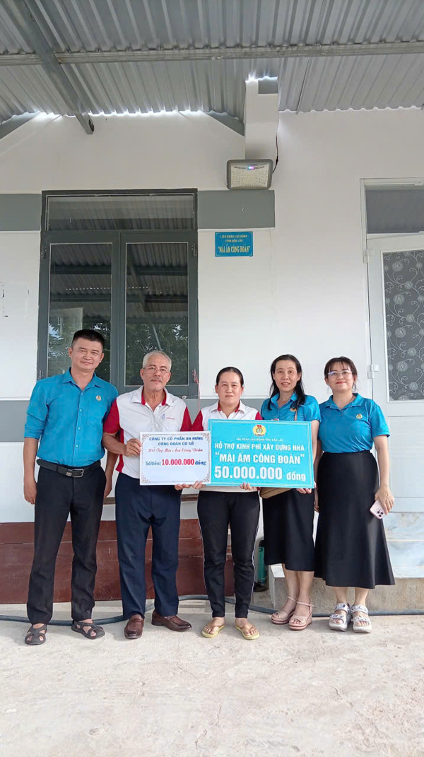 Bàn giao Mái ấm công đoàn cho 3 đoàn viên thuộc Công đoàn phường Tuy Hòa