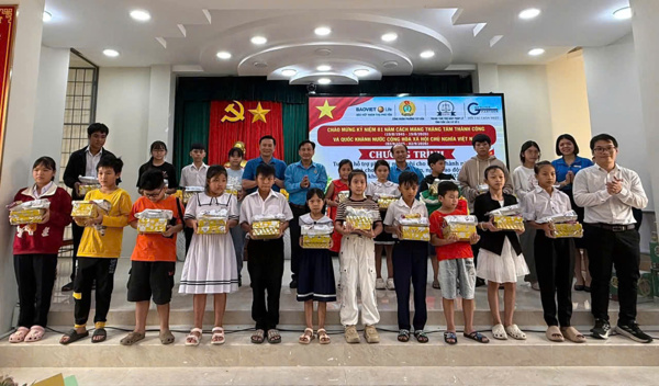 Công đoàn phường Tuy Hòa tổ chức tư vấn pháp luật cho trẻ vị thành niên và tặng quà cho con đoàn viên, người lao động nhân dịp năm học mới