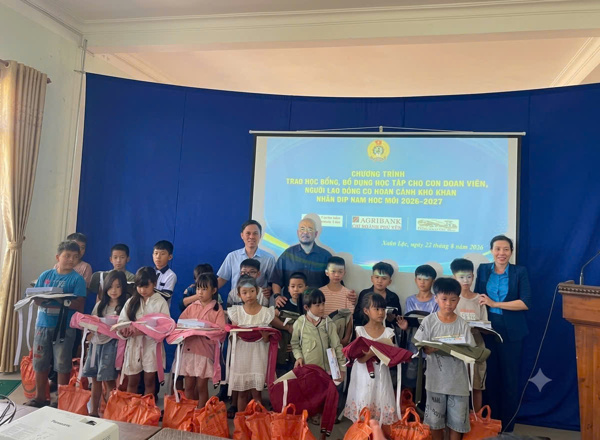 Công đoàn xã Tuy An tổ chức tặng quà cho học sinh là con đoàn viên, công nhân, viên chức, người lao động (CNVCLĐ) có hoàn cảnh khó khăn năm học 2026-2027