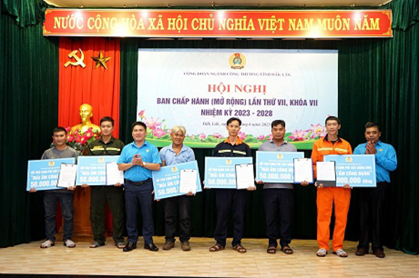 Công đoàn ngành Công Thương bàn giao  nhà “Mái ấm công đoàn” cho đoàn viên công đoàn 