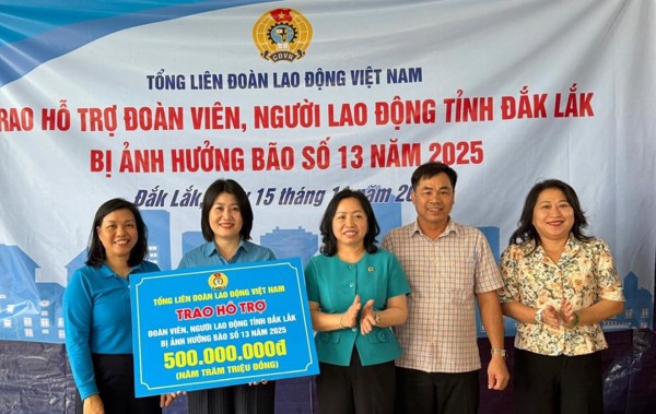Tổng Liên đoàn Lao động Việt Nam hỗ trợ 500 triệu đồng cho đoàn viên, người lao động bị ảnh hưởng bão số 13