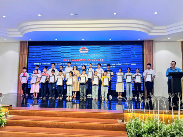 Trao học bổng cho học sinh là con đoàn viên, công nhân, viên chức, người lao động vượt khó học giỏi tại khu vực phía đông tỉnh