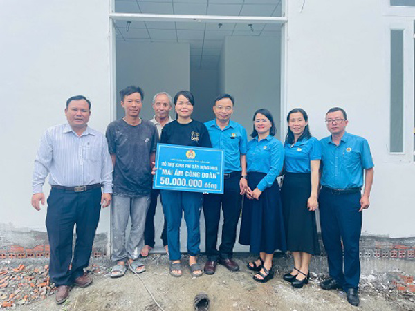 Liên đoàn Lao động tỉnh Đắk Lắk: Bàn giao 02 nhà Mái ấm Công đoàn cho đoàn viên có hoàn cảnh khó khăn về nhà ở