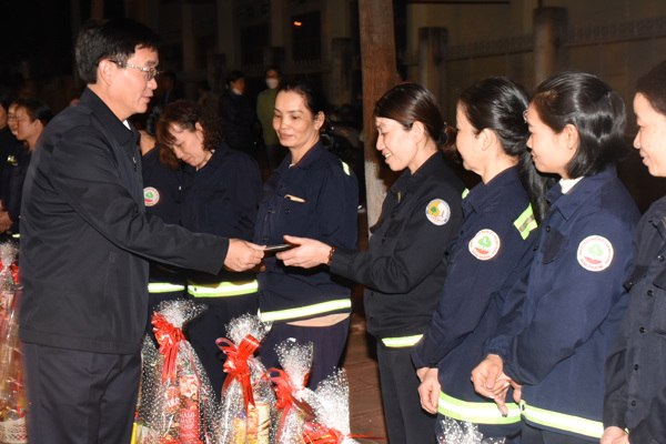 Bí thư Tỉnh ủy Nguyễn Đình Trung tặng quà công nhân môi trường trong đêm Giao thừa