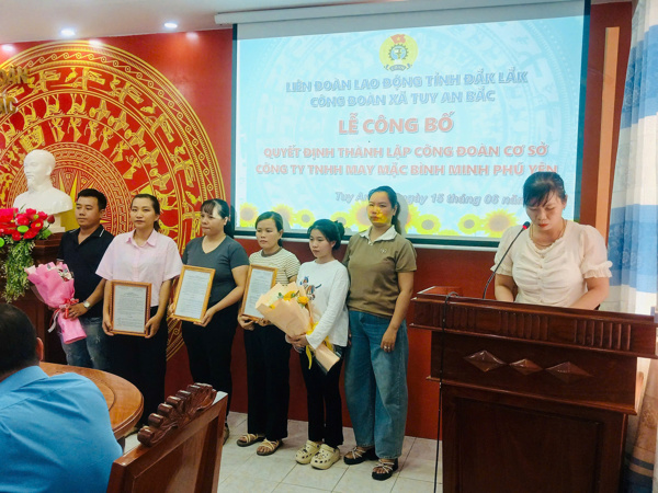 Công đoàn xã Tuy An Bắc công bố Quyết định thành lập CĐCS Công ty TNHH May Mặc Bình Minh Phú Yên và kết nạp đoàn viên công đoàn