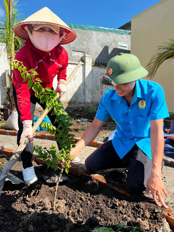 Liên đoàn Lao động huyện Buôn Đôn tham gia  trồng cây xanh nhân kỷ niệm Ngày sinh nhật Bác