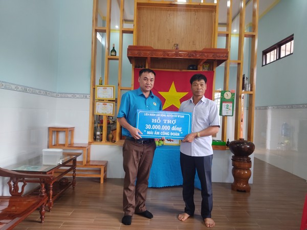 LĐLĐ Cư M’gar hỗ trợ kinh phí cho đoàn viên khó khăn  xây nhà “Mái ấm công đoàn”