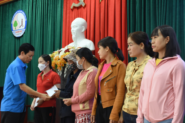 Hỗ trợ đoàn viên, công nhân lao động khó khăn trên 400 triệu đồng trong tháng Công nhân 2023