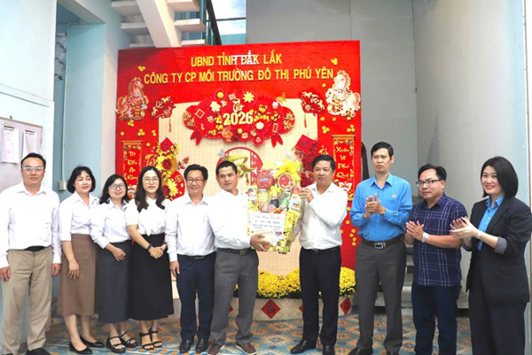 Bí thư Tỉnh ủy Đắk Lắk thăm, chúc tết, tặng quà doanh nghiệp và người lao động