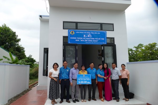 Liên đoàn Lao động tỉnh hỗ trợ kinh phí xây nhà “ Mái ấm công đoàn” cho giáo viên khó khăn