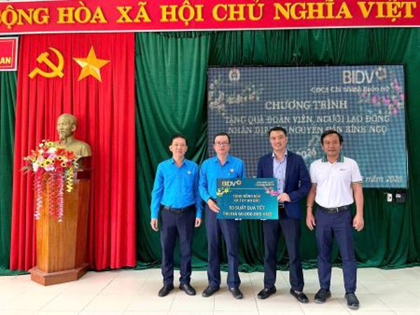 Công đoàn xã Tuy An Bắc tổ chức thăm, tặng quà công nhân lao động nhân dịp Tết Nguyên đán Bình Ngọ 2026