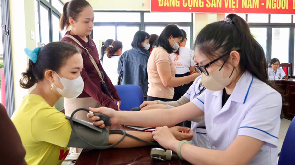 Công đoàn phường Tuy Hòa: Khám bệnh và cấp phát thuốc miến phí cho trên 110 đoàn viên, người lao động có hoàn cảnh khó khăn trong tháng công nhân, tháng hành động an toàn vệ sinh lao động năm 2026.