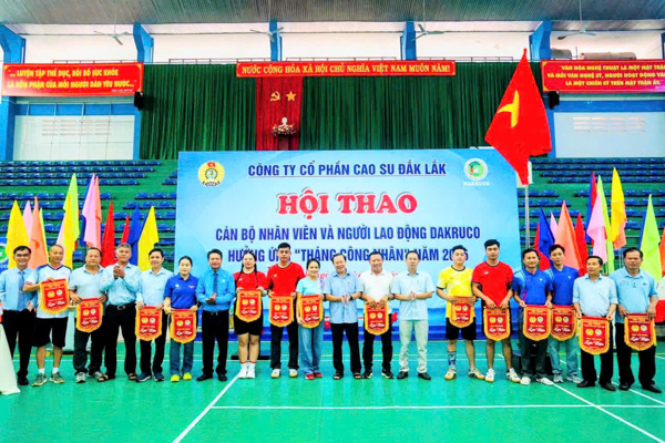 Công đoàn phường Tân An tổ chức lễ kết nạp đoàn viên và tặng quà cho CNVCLĐ có hoàn cảnh khó khăn
