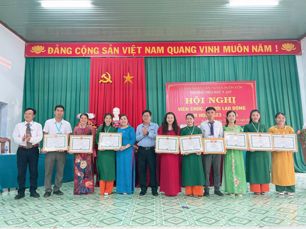 Liên đoàn Lao động Buôn Đôn phối hợp Phòng Giáo dục và Đào tạo huyện hướng dẫn, chỉ đạo Hội nghị viên chức, người lao động