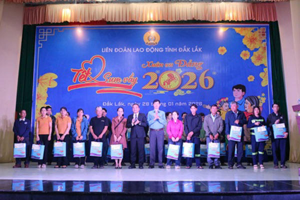 Liên đoàn Lao động tỉnh Đắk Lắk tổ chức Chương trình “Tết Sum vầy - Xuân ơn Đảng” chăm lo Tết cho công đoàn viên khó khăn năm 2026