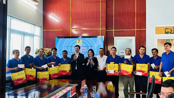                            Đại biểu Quốc hội thăm, chúc tết, tặng quà người lao động