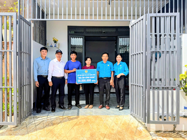 Liên đoàn Lao động tỉnh tổ chức trao kinh phí hỗ trợ xây dựng nhà Mái ấm Công đoàn cho đoàn viên công đoàn có hoàn cảnh khó khăn về nhà ở