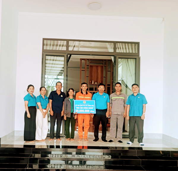 LIÊN ĐOÀN LAO ĐỘNG TỈNH ĐẮK LẮK TRAO KINH PHÍ HỖ TRỢ XÂY DỰNG NHÀ Ở “MÁI ẤM CÔNG ĐOÀN” CHO ĐOÀN VIÊN TRẦN VĂN ĐẠI