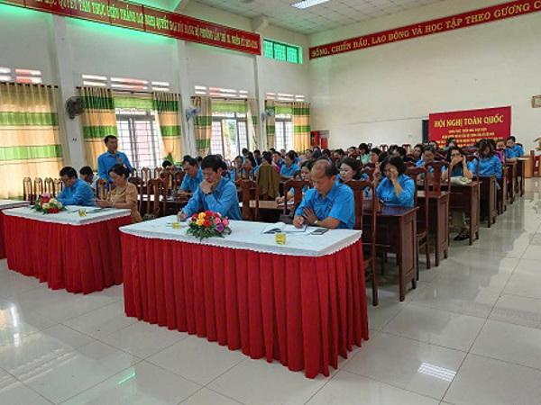 Liên đoàn Lao động thị xã Buôn Hồ Tổ chức Hội nghị  Ban Chấp hành mở rộng lần thứ VI