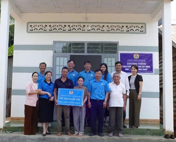 Liên đoàn Lao động huyện Buôn Đôn tổ chức trao kinh phí hỗ trợ xây dựng nhà mái ấm công đoàn năm 2025
