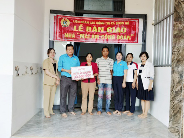 Liên đoàn Lao động thị xã Buôn Hồ Tổ chức trao nhà Mái ấm công đoàn