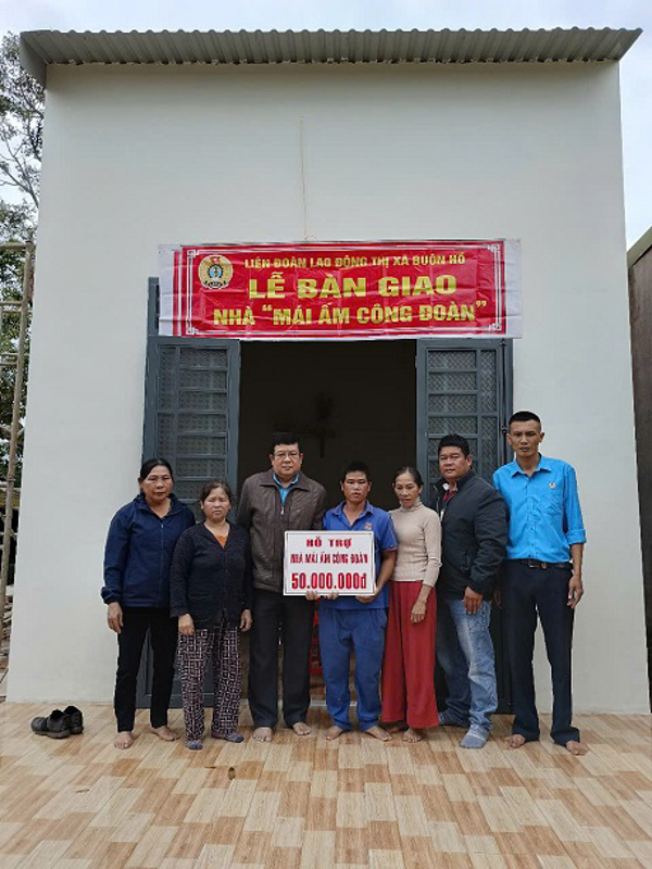 Liên đoàn Lao động thị xã Buôn Hồ Tổ chức trao nhà “Mái ấm công đoàn”