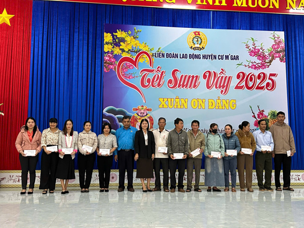 Liên đoàn Lao động huyện Cư M’gar tổ chức chương trình “Tết sum vầy, Xuân ơn Đảng” năm 2025