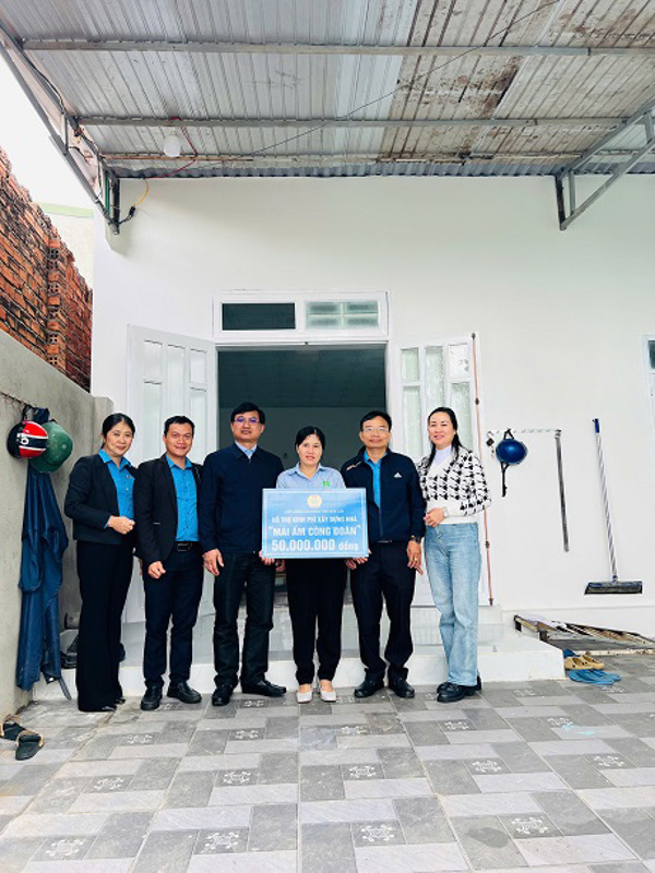 Công đoàn Viên chức tỉnh bàn giao nhà “mái ấm công đoàn”  cho đoàn viên công đoàn
