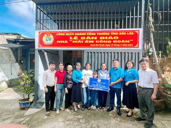 Bàn giao nhà “mái ấm công đoàn” cho đoàn viên Công ty cổ phần Văn hóa Đắk Lắk thuộc Công đoàn ngành Công Thương